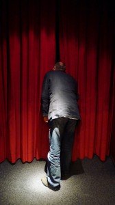 Sam Karmann derrière le rideau, guigne les réactions du public sierrois.